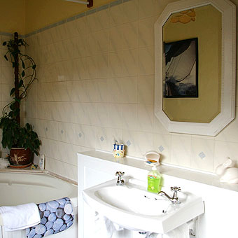 Fourposter suite en-suite with corner bath